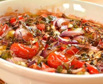 Bakad fetaost med tomat och oliver