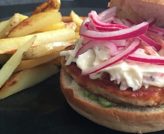 Halloumiburgare med coleslaw, guacamole och picklad rödlök