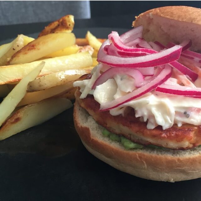 Halloumiburgare med coleslaw, guacamole och picklad rödlök