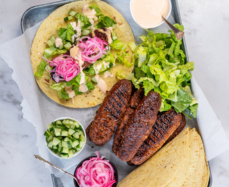 Vegetariska texmexjärpar i wrap med picklad rödlök och chilidressing