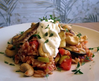 Hett tomatris med aubergine & cashewnötter