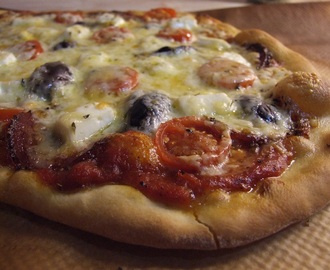 Baka hemmagjord pizza på baksten