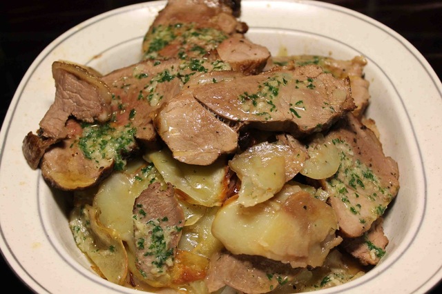 Lammrostbiff, potatis och vitlökssmör i ugn