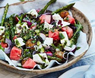 Örtig sommarsallad med rostad potatis, sparris och dillpesto