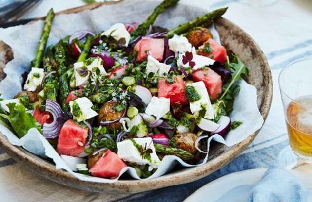 Örtig sommarsallad med rostad potatis, sparris och dillpesto