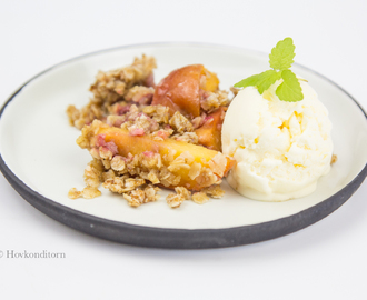 Nectarine Raspberry Crumb Pie