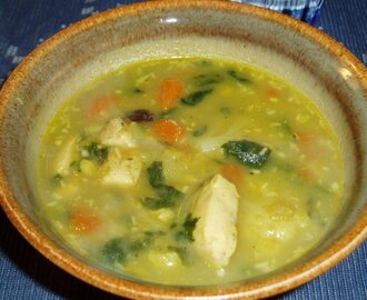 Indisk soppa med kyckling, linser, russin och kokos