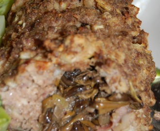 Köttfärslimpa fylld med bacon, persilja och svamp