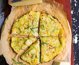 Tarte flambée: Gruyèrepizza med karamelliserad lökkräm, potatis och dragon