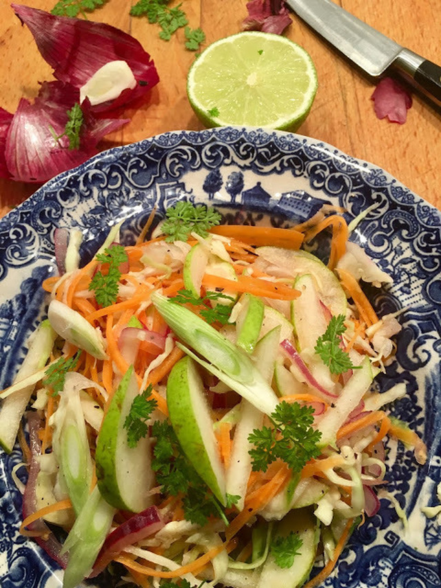 Asiatisk kålsallad med päron och ingefära