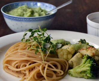 Pasta med stekt blomkål, wokad broccoli & broccolicrème