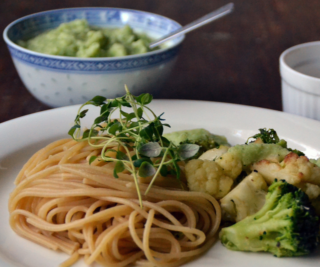 Pasta med stekt blomkål, wokad broccoli & broccolicrème