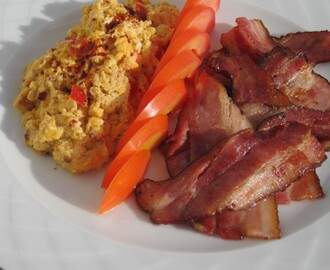 Äggröra med Paprika och Chili till Varmrökt Bacon