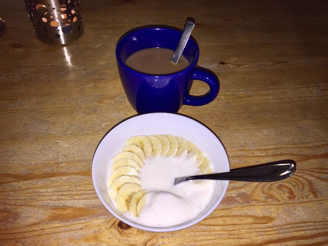 Kaffe + Vaniljyoghurt med banan