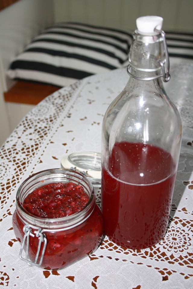 Samma krusbär används till både saft och chutney - praktiskt!