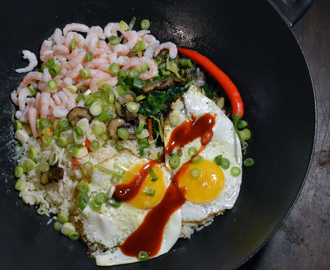 Enkel koreansk bibimbap med ris, räkor, ägg & grönsaker