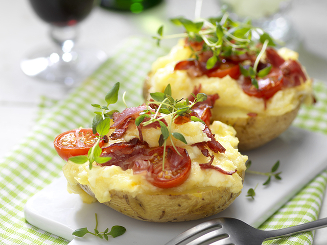 Ugnsbakad potatis med ost och skinka