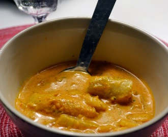 Curryfiskpanna med fänkål och tomat