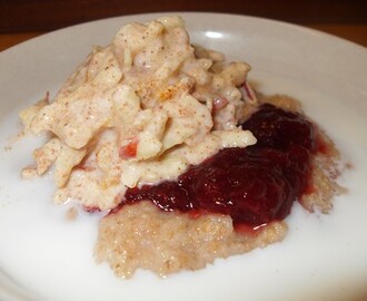 Grahamsgröt med lingonsylt och äppel- och kanelyoghurt