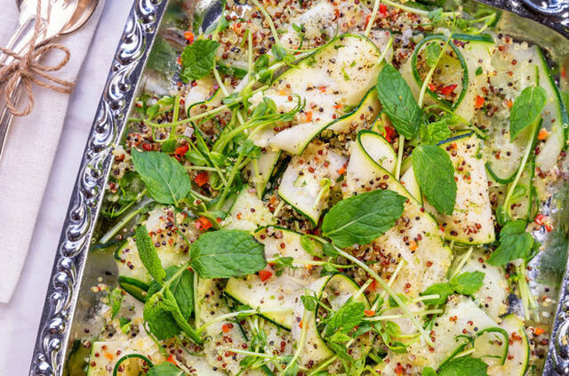 Spansk tortilla med antipasti och tomatsallad