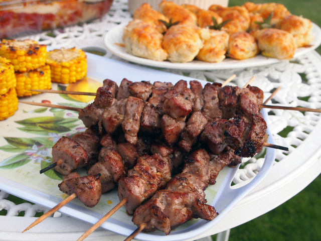 Grillspett med fläskkarré, vitlök och rosmarin – Souvlaki