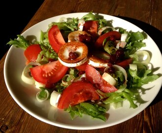 Enkel getostsallad med tranbär och ett härligt vårväder