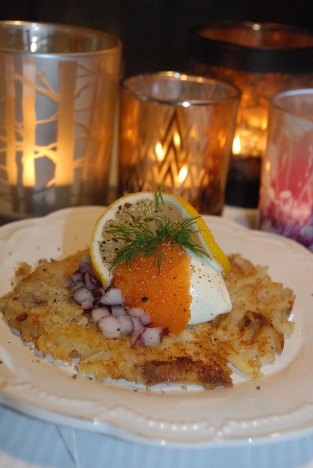 Janssonrösti med creme fraiche, rom och rödlök