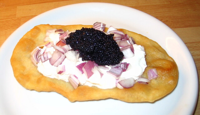 Kamakis vitlöksbröd med yoghurt och svart kaviar (skordópita)