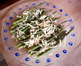 Grön sparris med parmesan