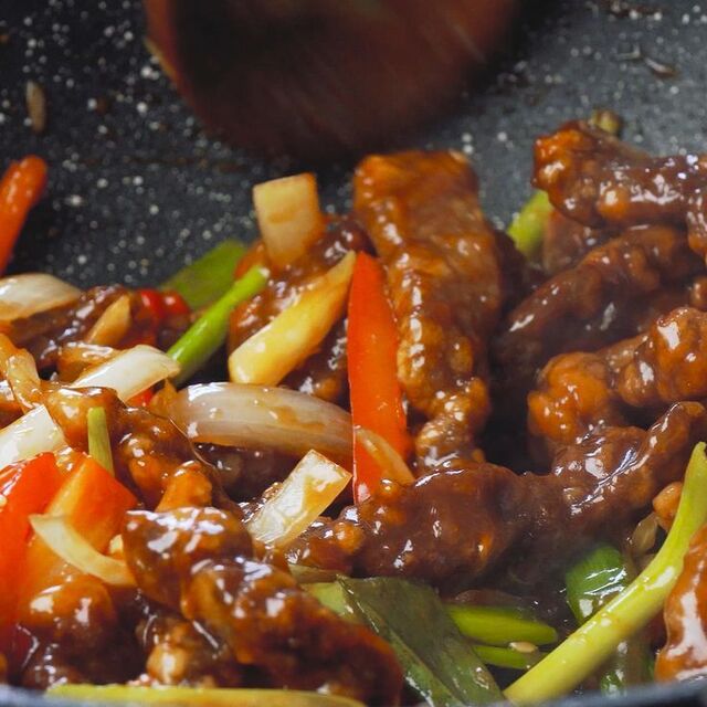 Crispy Sweet Chilli Beef Recipe [Video] in 2021 | Beef recipes, Chinese beef recipes, Sweet chilli sauce recipe