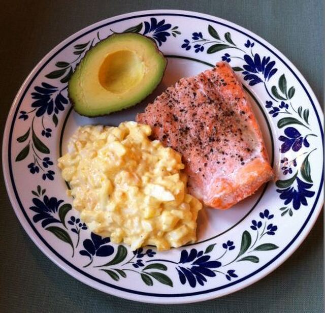 Ugnsstekt lax med äggsallad och avocado