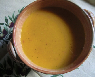 Stärkande och smakrik morotssoppa med chili, gurkmeja och ingefära