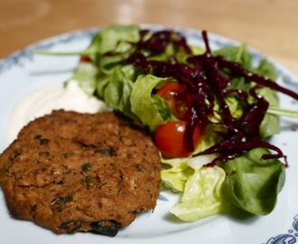 Burgare med svarta bönor, sötpotatis och jordnötssmör