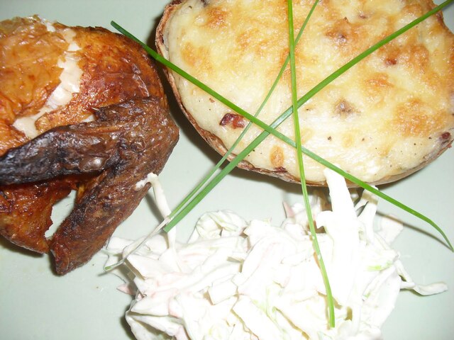 Grillad kyckling med bacon och ostfylld bakad potatis och cole slaw!