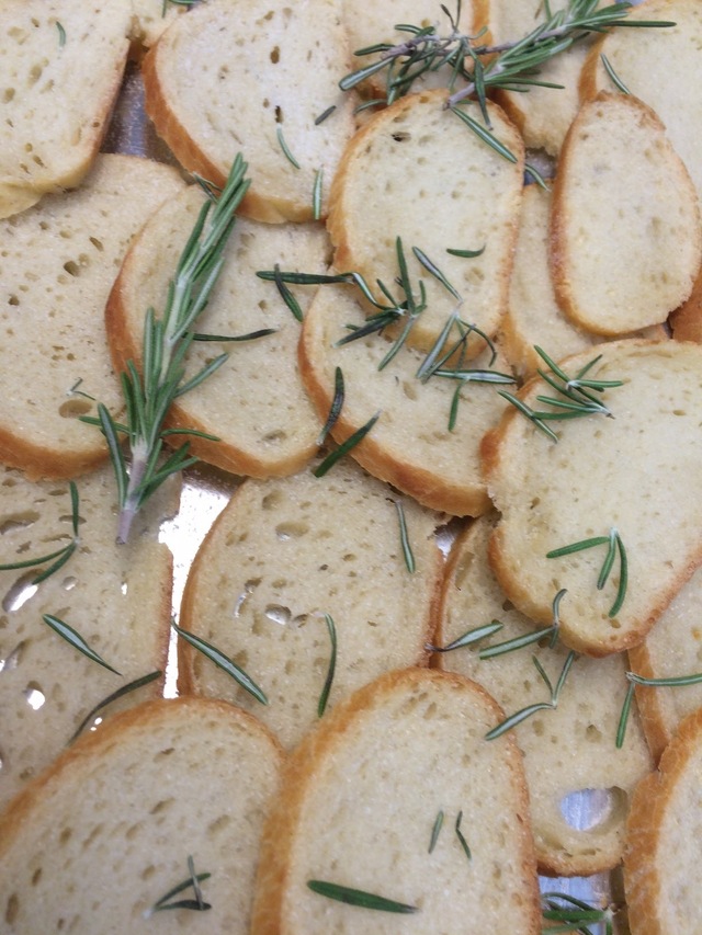 Sommarmat - Crostinis av dagsgammalt bröd