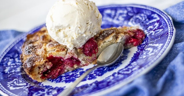 Glutenfri jordgubbskaka med glass – supergott!