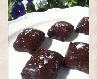 BROWNIE MED CHOKLAD- & LAKRITSKOLA TOPPAD MED FLINGSALT