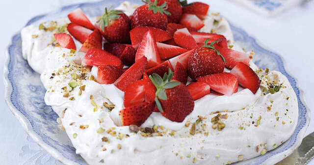 Pavlova med jordgubbar och pistagenötter