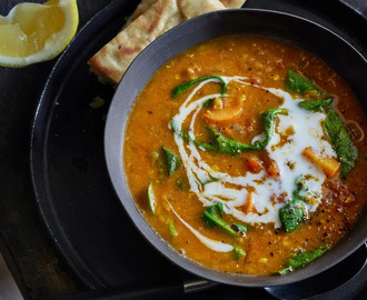 Indisk linssoppa med spenat och tomat