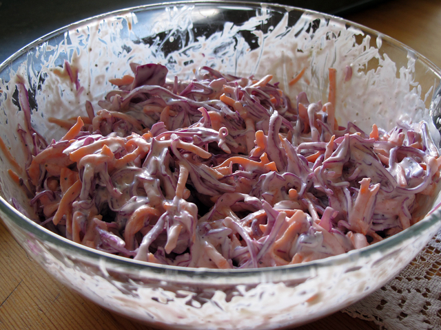 Coleslaw med rödkål och morötter