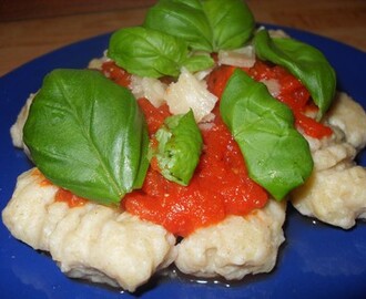 Gnocchi med tomatsås, parmesan och färsk basilika