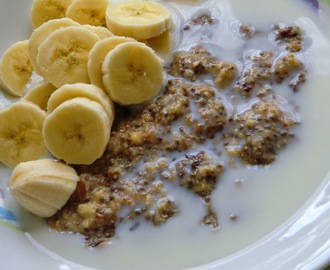 Hälsofrukost med glutenfri flinggröt och frukt