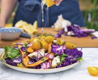 Stor härlig sallad med gröna blad, kål och citrus- & vitlöksdressing – 185 kcal