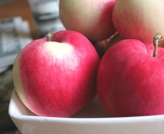 Finfina trädgårdsäpplen och äppelpaj till efterrätt