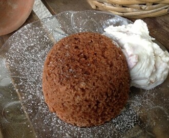 Choklad- mug cake med dadelsirap