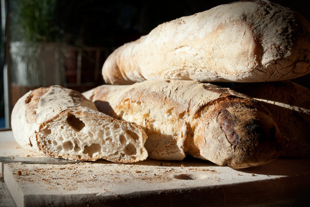 Rågsurdegs baguette och tomatsoppa