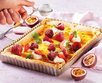 Tarte med passionsfrukt och färska bär