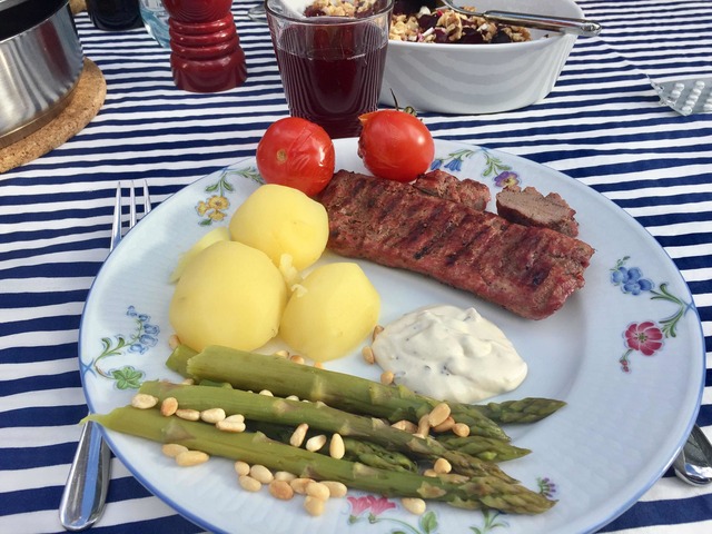 Grillat lamm med potatis och grillade grönsaker