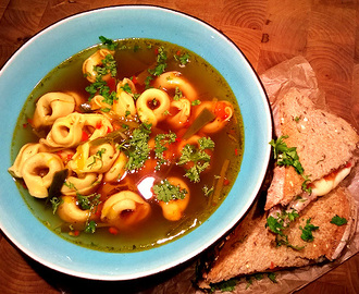 Buljongsoppa med ostfylld tortellini och grillad smörgås