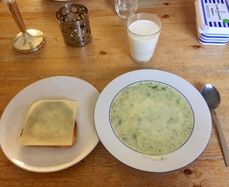 Felix frysta ost och broccolisoppa med rostat bröd